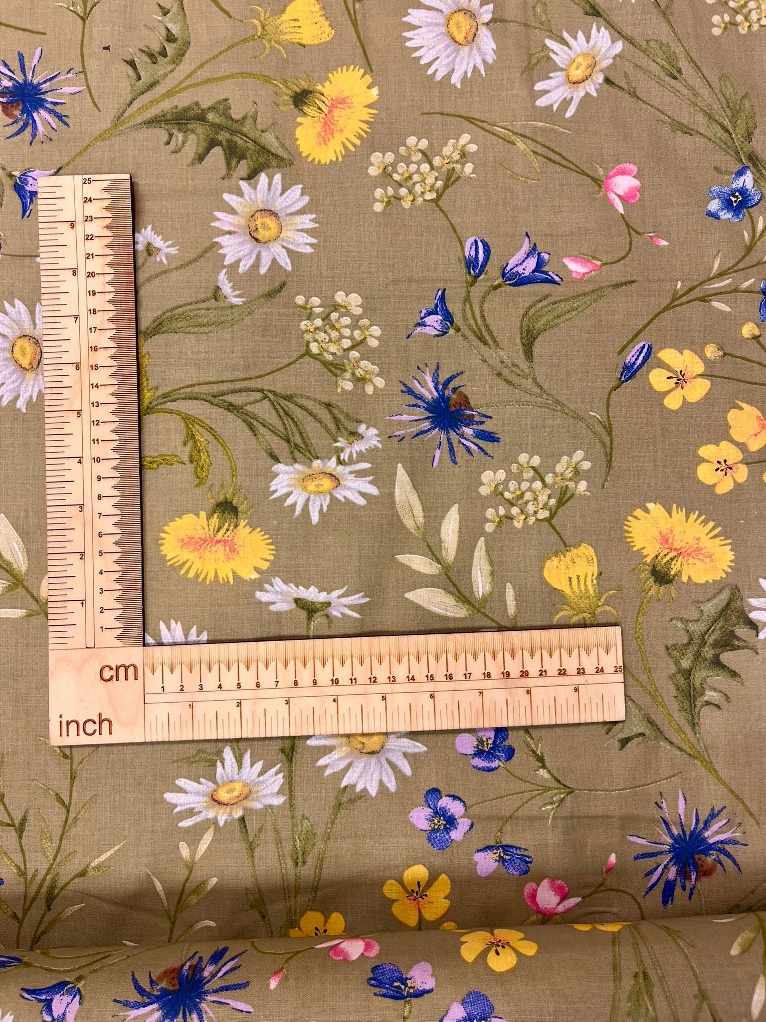 Attēls ar 100% Kokvilnas audums - pļavas ziedi uz zaļa fona 125 g/m² – pieejams Šarlotes audumi