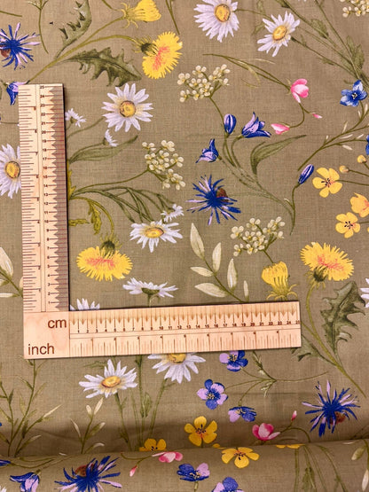 Tissu 100 % coton à fleurs des prés sur fond vert, 125 g/m² – disponible chez Šarlotes audumi
