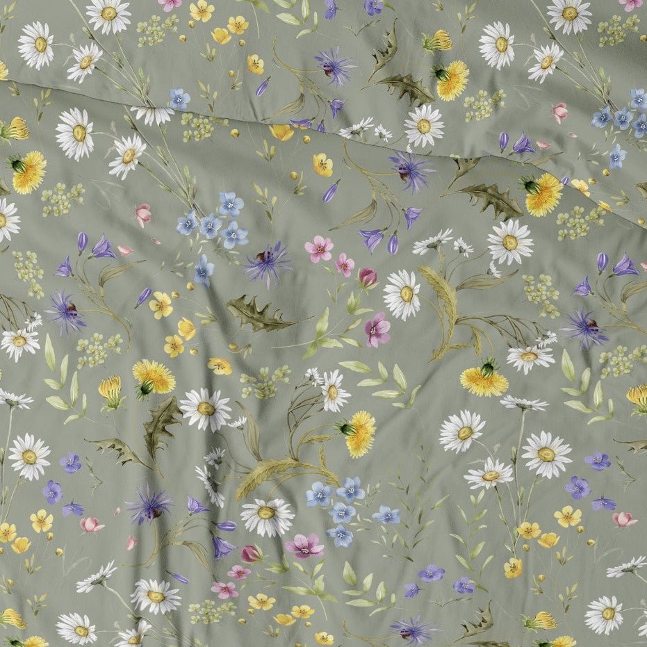 Attēls ar 100% Kokvilnas audums - pļavas ziedi uz zaļa fona 125 g/m² – pieejams Šarlotes audumi