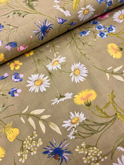 Image en tissu 100 % coton - fleurs des prés sur fond vert 125 g/m² – disponible chez Šarlotes audumi