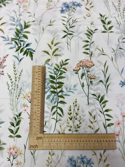 Image de tissu 100 % coton - plantes de prairie 125 g/m² – disponible chez Šarlotes audumi