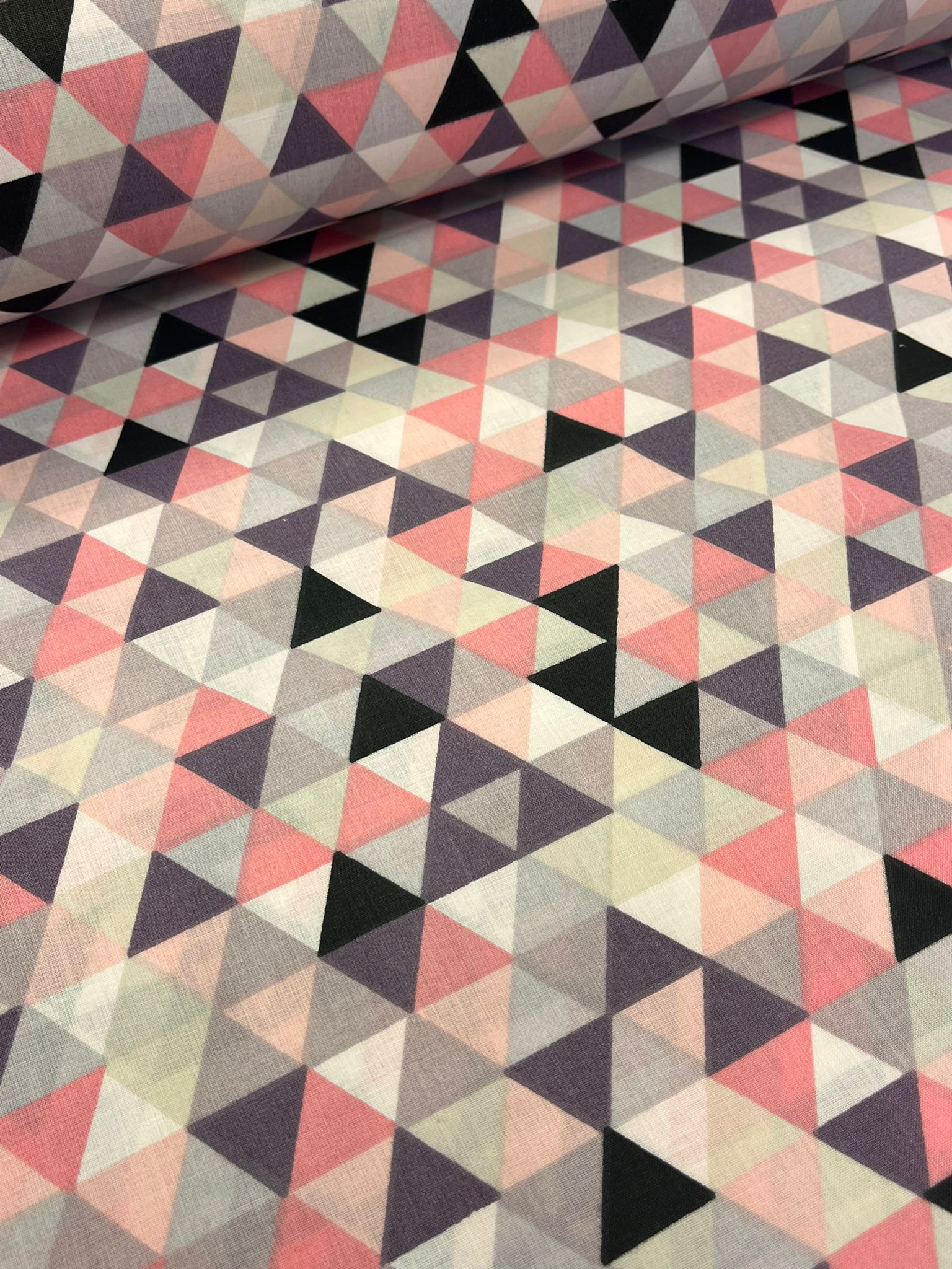 Image de tissu 100 % coton à triangles roses, 125 g/m² – disponible chez Šarlotes audumi