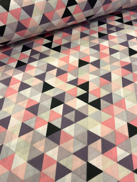Attēls ar 100% Kokvilnas audums - rozā trijstūri 125 g/m² – pieejams Šarlotes audumi