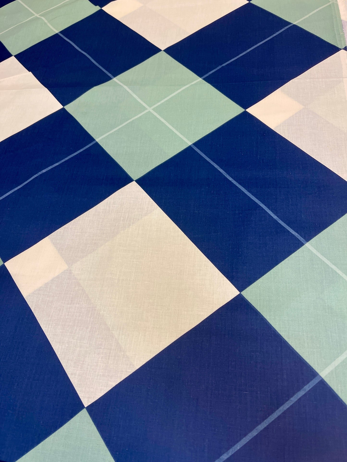 Image d’un tissu 100 % coton à carreaux, 220 cm, 146 g/m² – disponible chez Šarlotes audumi