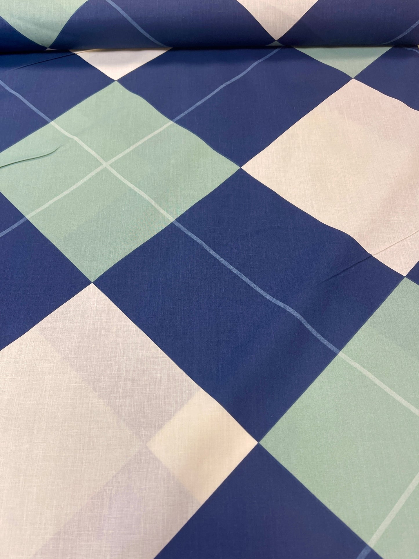 Image d’un tissu 100 % coton à carreaux 220cm 146 g/m² – disponible chez Šarlotes audumi