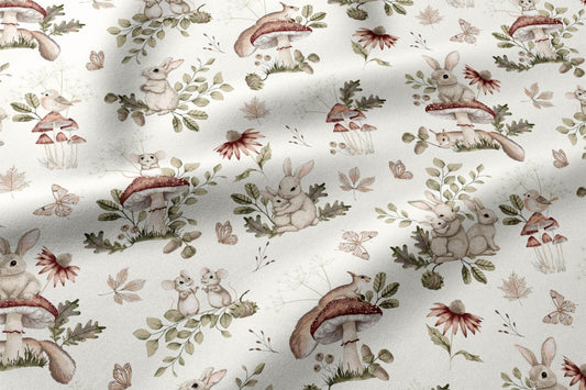 Image de tissu 100 % coton avec champignons et animaux de la forêt – disponible en ligne chez Šarlotes audumi