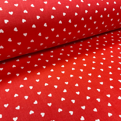 Tissu 100 % coton - cœurs sur fond rouge 125 g/m