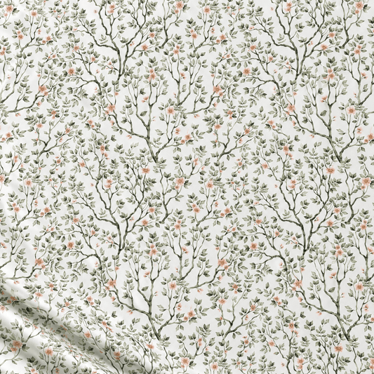 Bild mit 100 % Baumwollstoff, feinen grünen Zweigen und kleinen Blüten auf weißem Hintergrund – online bei Šarlotes audumi erhältlich