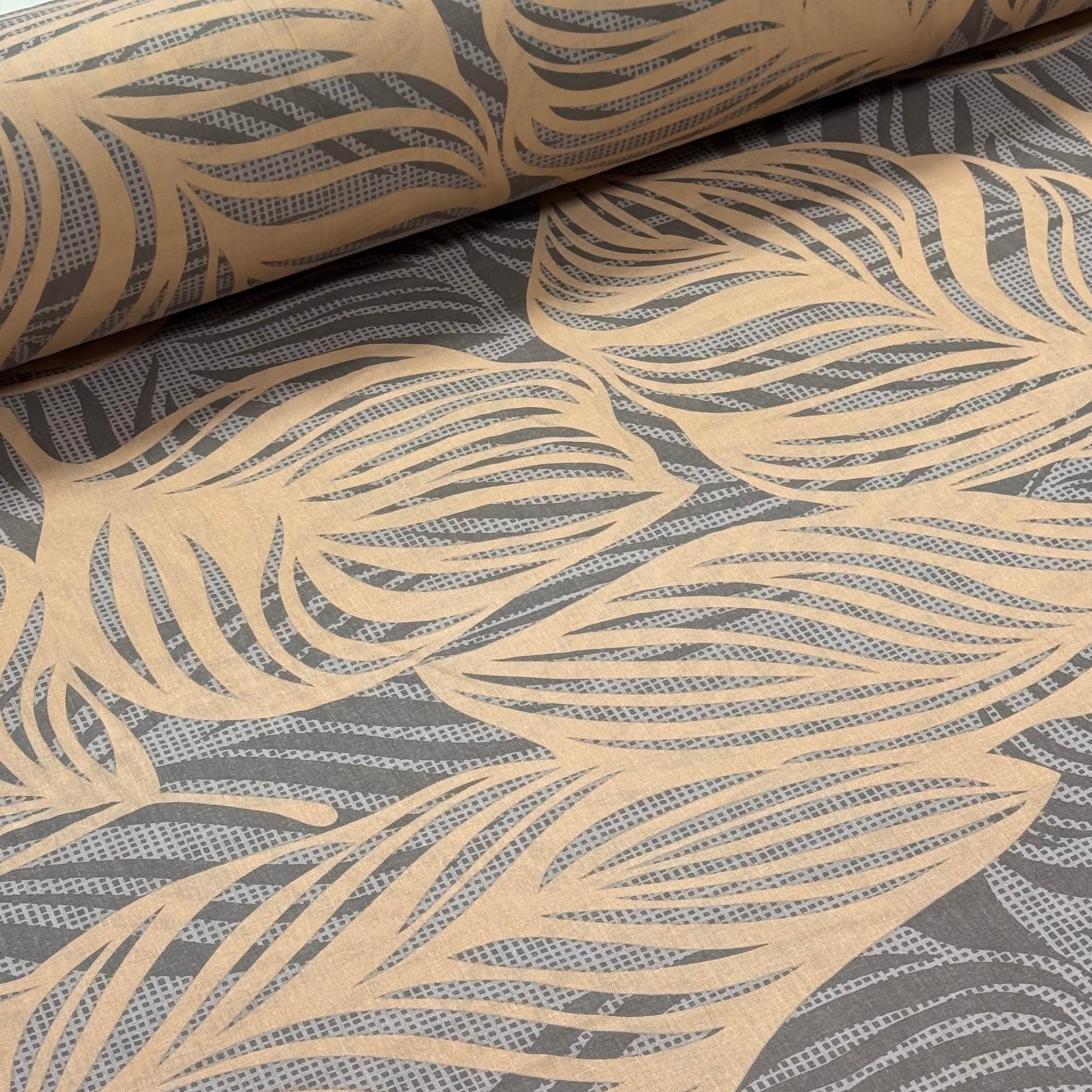 Image de tissu 100 % coton - matin de palmiers sable 220 cm 146 g/m² – disponible chez Šarlotes audumi
