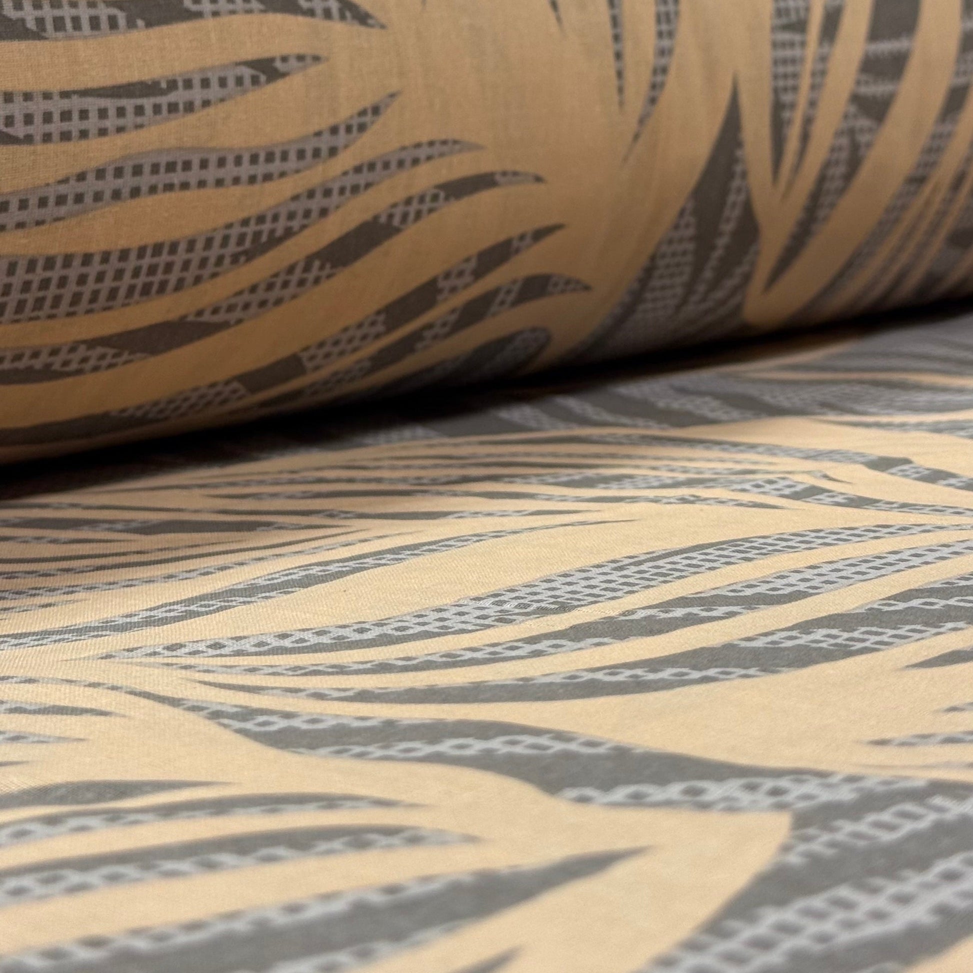 Image avec tissu 100 % coton - matin de palmier sable 220 cm 146 g/m² – disponible chez Šarlotes audumi