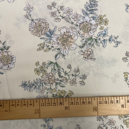 Tissu 100 % coton - fleurs sur fond crème 220 cm 146 g/m²