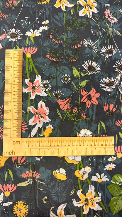 Bild mit 100% Baumwollstoff mit Blumen auf dunklem Hintergrund – online erhältlich, Šarlotes audumi