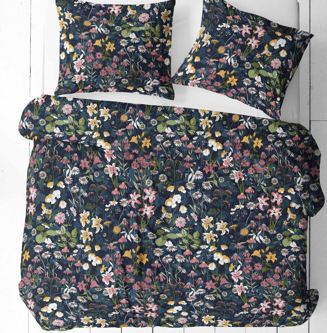 Bild mit 100 % Baumwollstoff mit Blumen auf dunklem Hintergrund – online erhältlich bei Šarlotes audumi