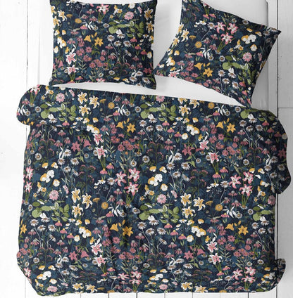 Bild mit 100 % Baumwollstoff mit Blumen auf dunklem Hintergrund – online erhältlich bei Šarlotes audumi