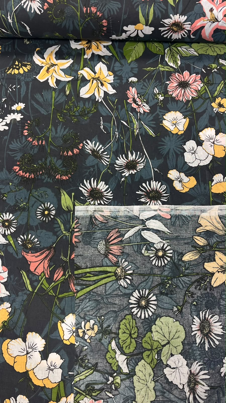 Bild mit 100% Baumwollstoff mit Blumen auf dunklem Hintergrund – online erhältlich, Šarlotes audumi