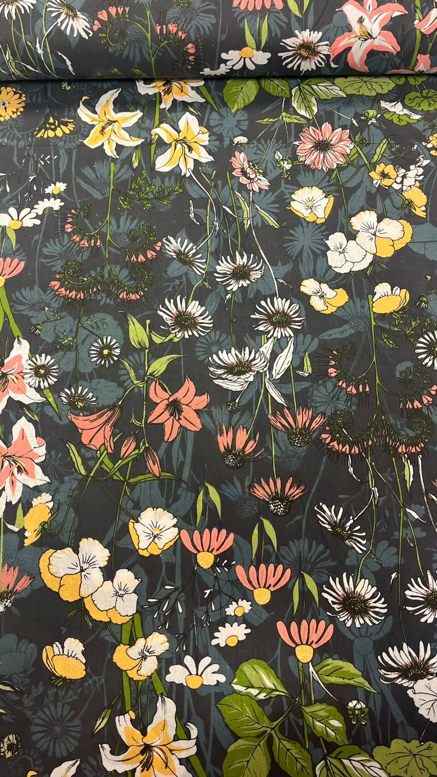 Bild mit 100% Baumwollstoff mit Blumen auf dunklem Hintergrund – online erhältlich, Šarlotes audumi
