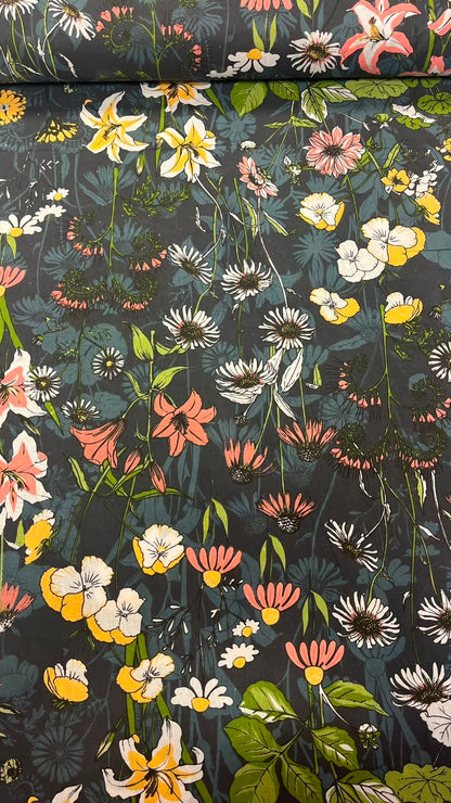 Bild mit 100% Baumwollstoff mit Blumen auf dunklem Hintergrund – online erhältlich, Šarlotes audumi