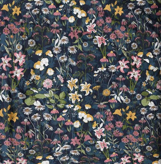 Tissu en coton 100 % à fleurs sur fond sombre – disponible en ligne chez Šarlotes audumi