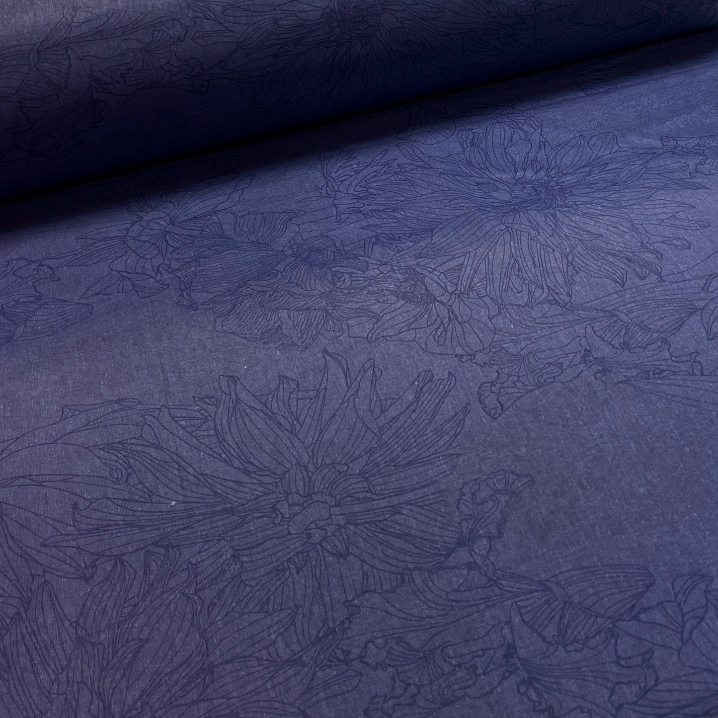 Attēls ar 100% Kokvilnas audums - ziedi uz tumši zila 220cm 146 g/m² – pieejams Šarlotes audumi