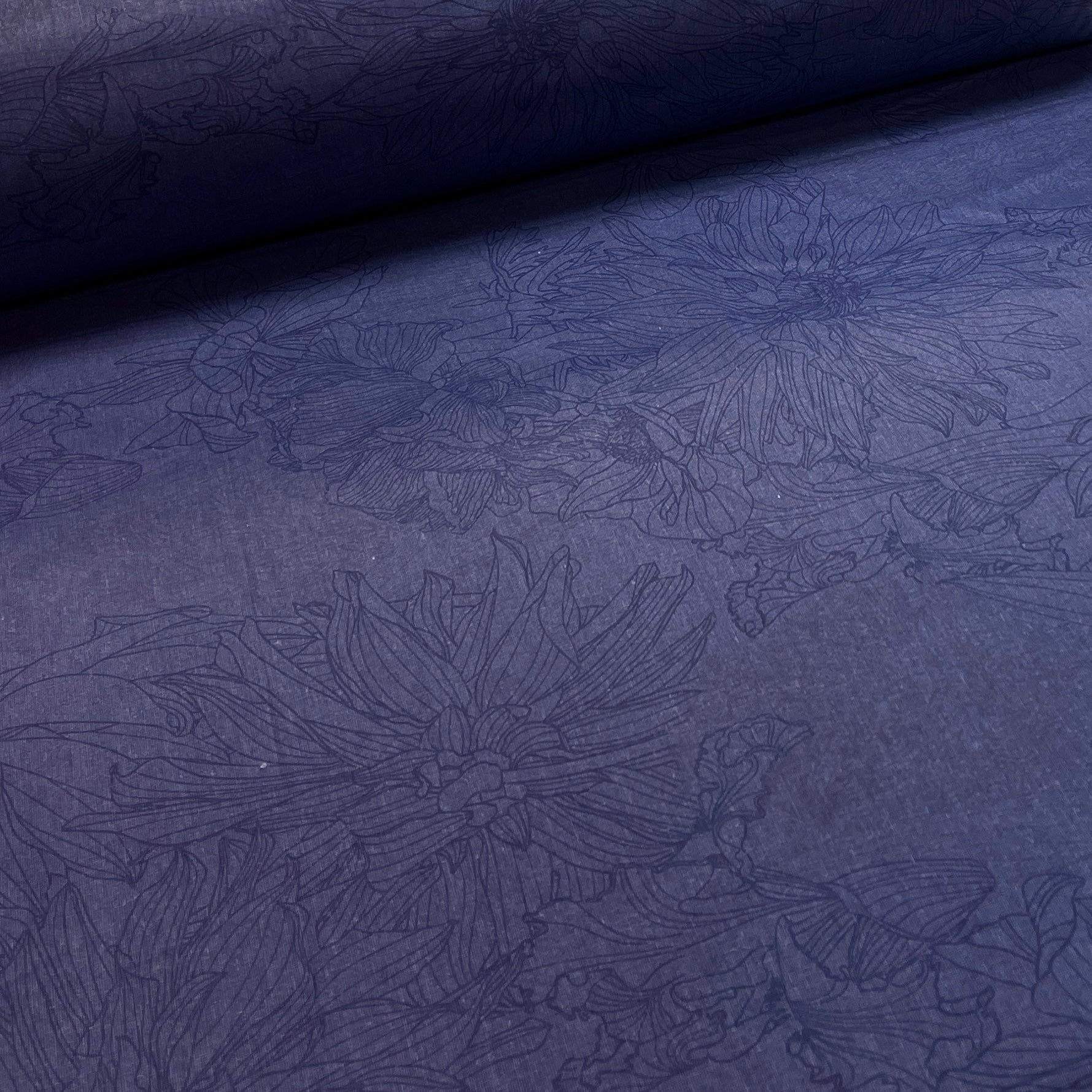 Attēls ar 100% Kokvilnas audums - ziedi uz tumši zila 220cm 146 g/m² – pieejams Šarlotes audumi