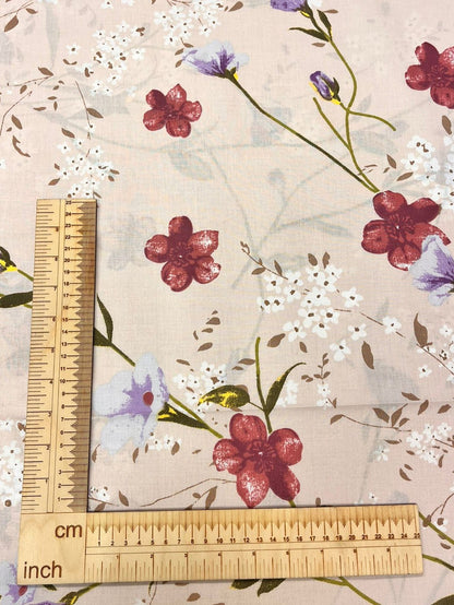Image of 100% cotton fabric - floral motif 125 g/m² – available at Šarlotes audumi