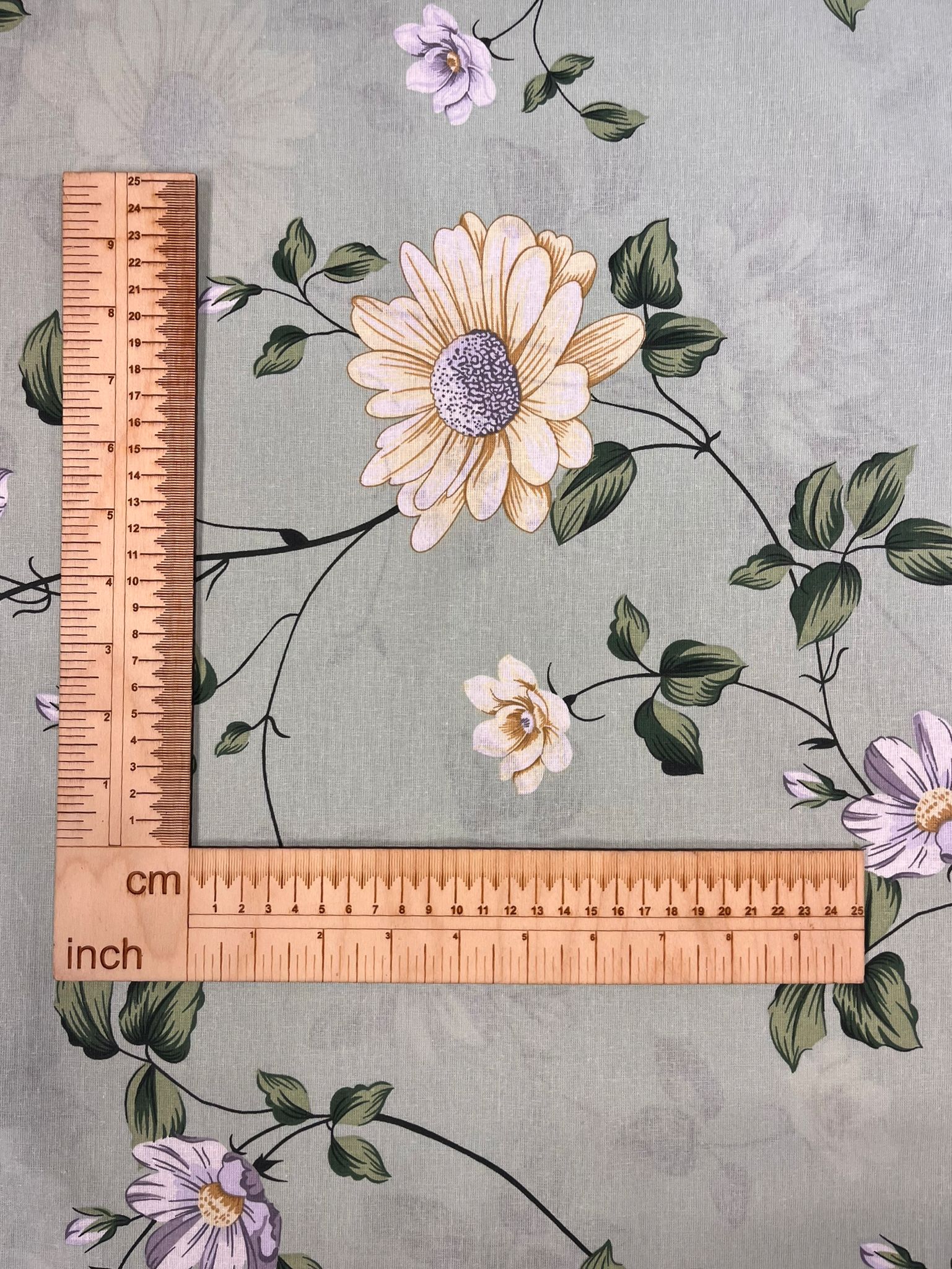 Attēls ar 100% Kokvilnas audums - ziedu pļava salvijas zaļš 220cm 130 g/m² – pieejams Šarlotes audumi