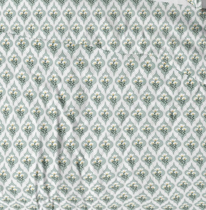 Bild eines 100% Baumwollstoffs mit Blumenmuster, 125 g/m² – erhältlich bei Šarlotes audumi