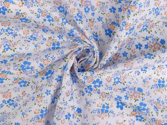 100% Baumwollstoff mit blauen feinen Blümchen – online erhältlich bei Šarlotes audumi