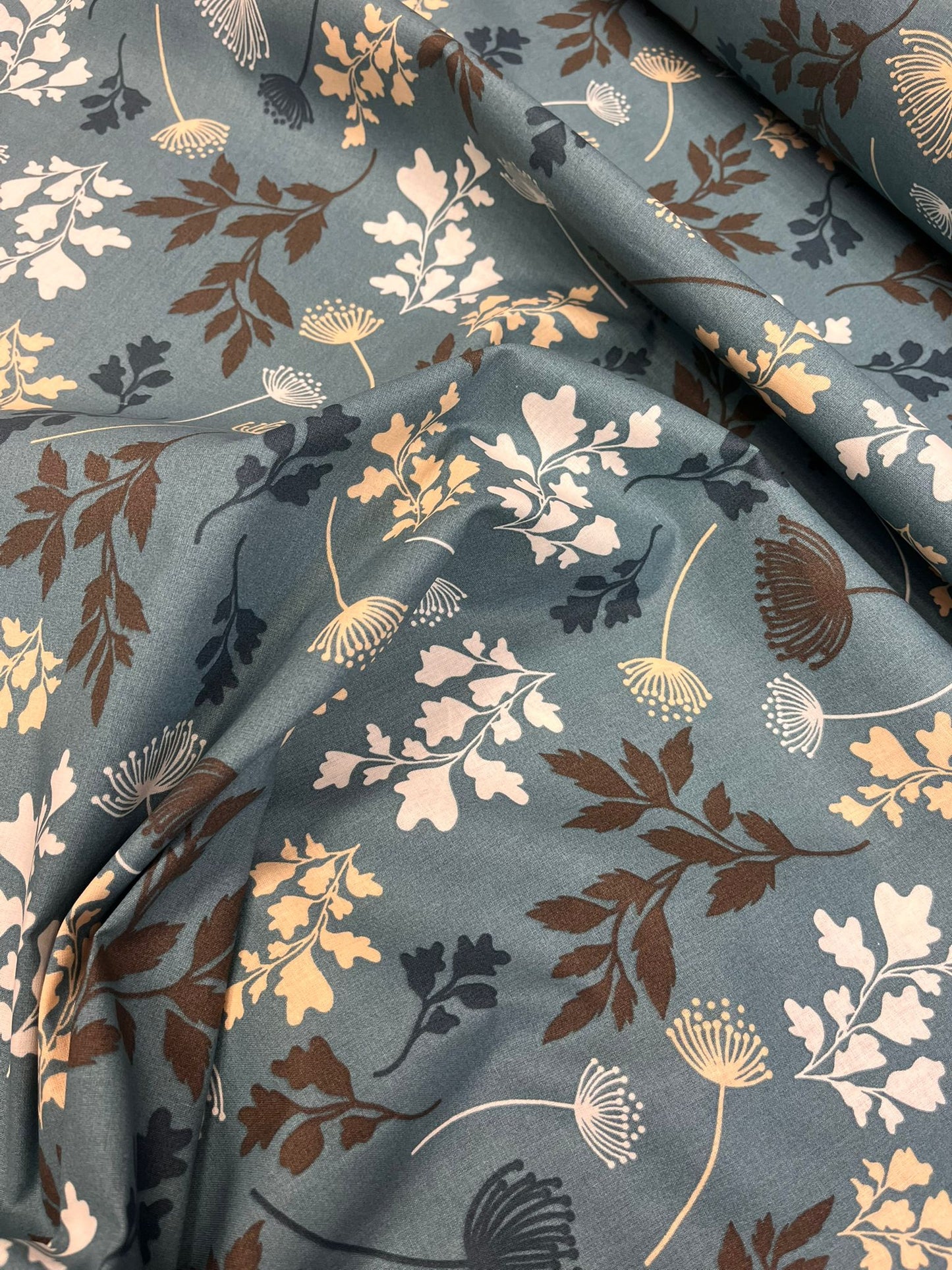 Attēls ar 100% Kokvilnas audums - zilgan zaļš lapu raksts 125 g/m² – pieejams Šarlotes audumi