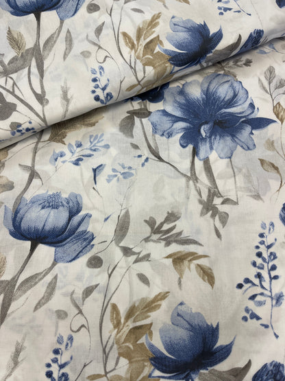 Tissu 100 % coton - motif floral bleu sur fond blanc 125 g/m²