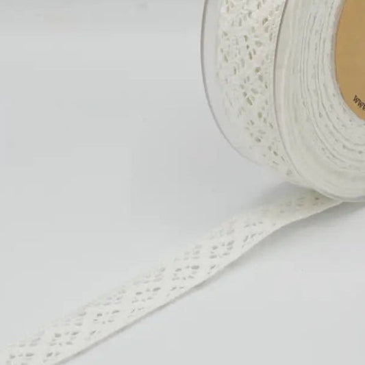 Attēls ar 100% Kokvilnas mežģīne 2 cm - silti balta(XLA0012) – pieejams Šarlotes audumi