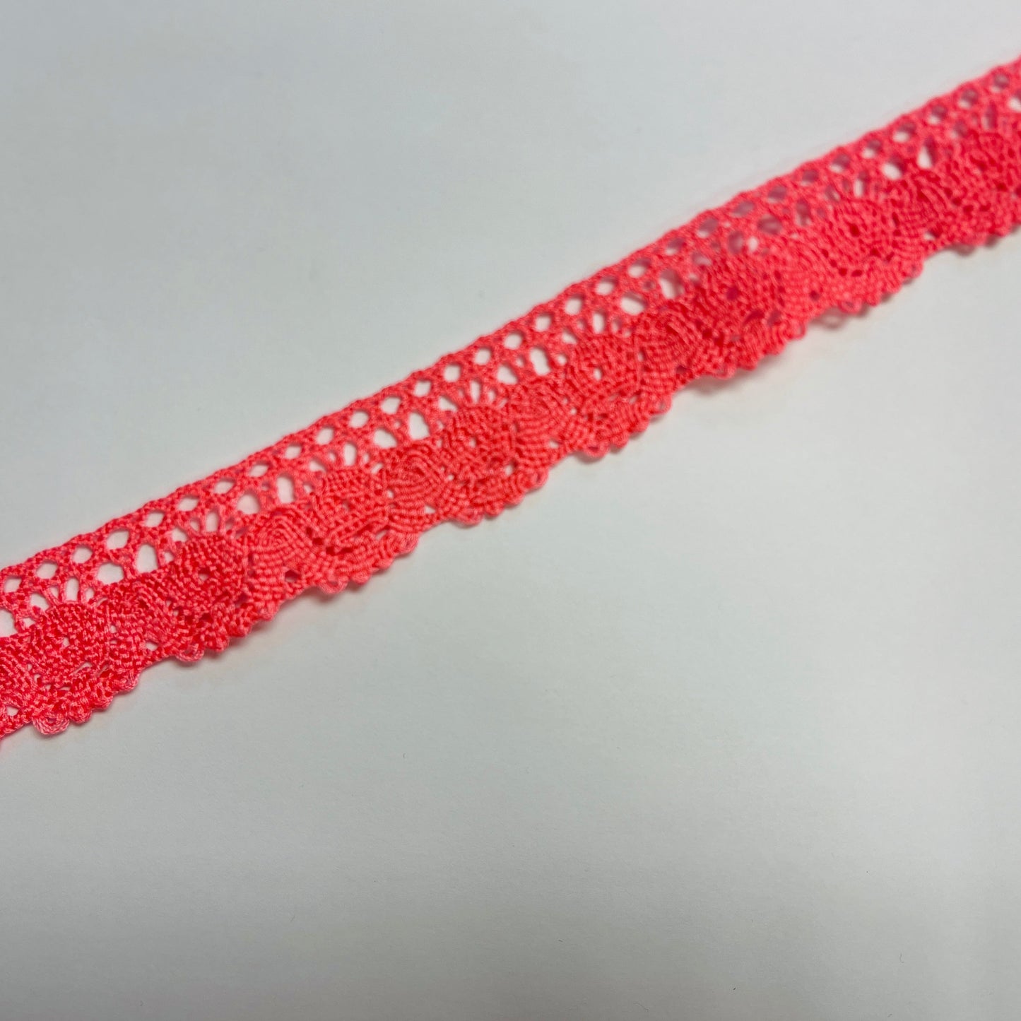 Attēls ar 100% Kokvilnas mežģīne 2,5 cm - koraļļu – pieejams Šarlotes audumi