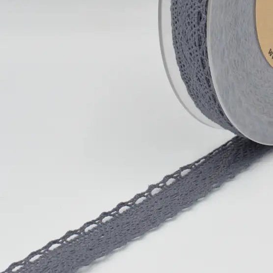 Image avec dentelle en coton 100 % 2,5 cm - gris cendré – disponible chez Šarlotes audumi
