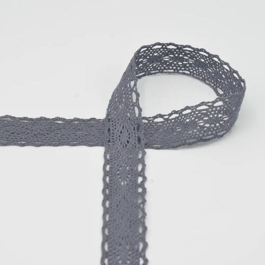 Attēls ar 100% Kokvilnas mežģīne 2,5 cm - pelnu pelēka – pieejams Šarlotes audumi