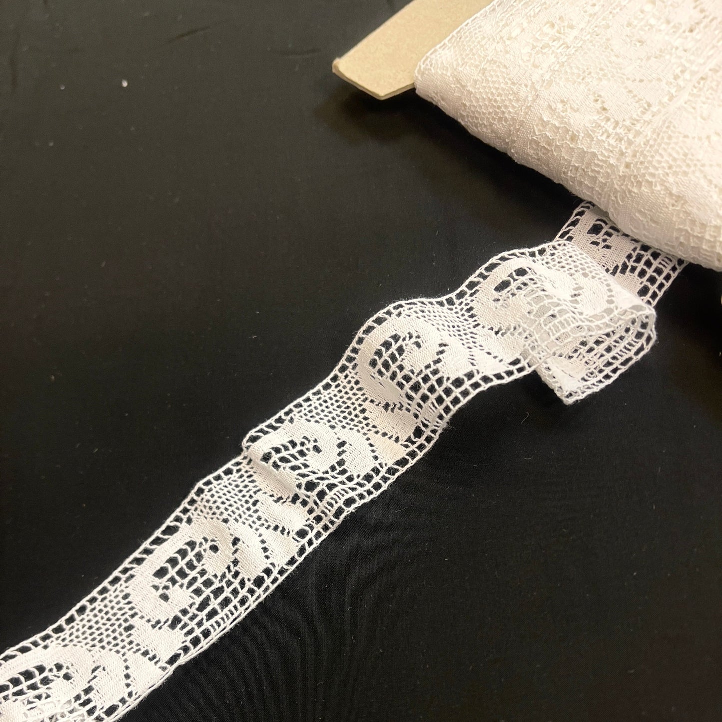 Attēls ar 100% Kokvilnas mežģīne - 4 cm balta - LV – pieejams Šarlotes audumi