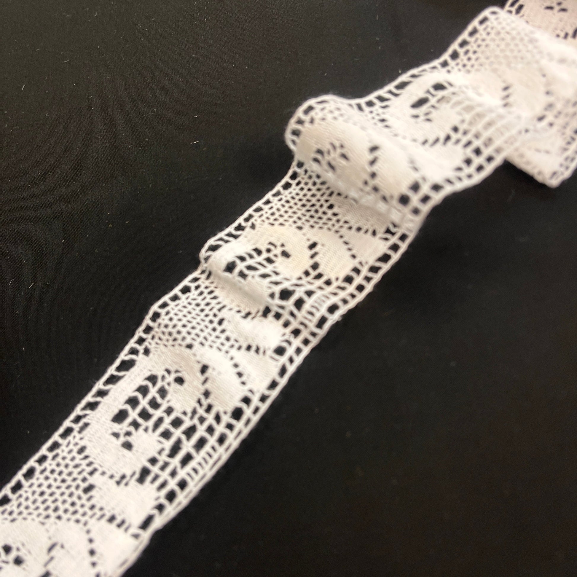 Attēls ar 100% Kokvilnas mežģīne - 4 cm balta - LV – pieejams Šarlotes audumi