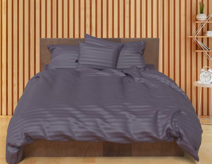 Bild mit 100 % Baumwollsatin und grauvioletten Streifen, 220 cm – online bei Šarlotes audumi erhältlich