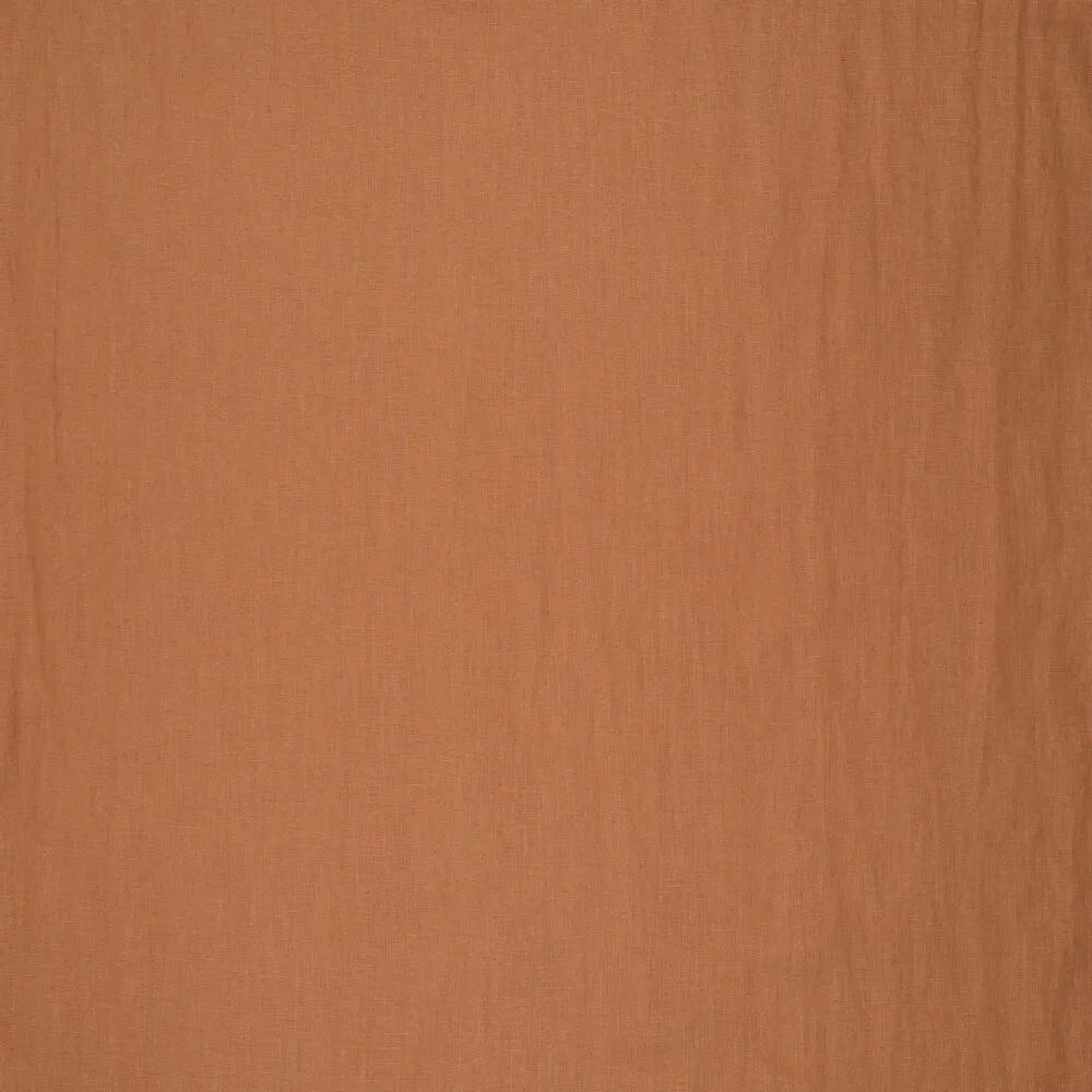 Image d’un tissu en lin adouci couleur cognac 100 % 165 g/m² – disponible chez Šarlotes audumi