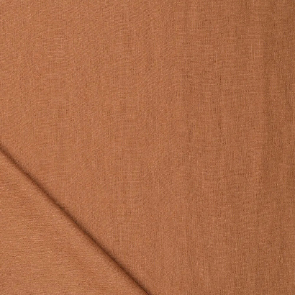 Image d’un tissu en lin adouci 100 % cognac 165 g/m² – disponible chez les tissus de Šarlote