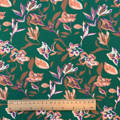 Tissu 100 % viscose - motif floral abstrait sur fond vert 125 g/m²