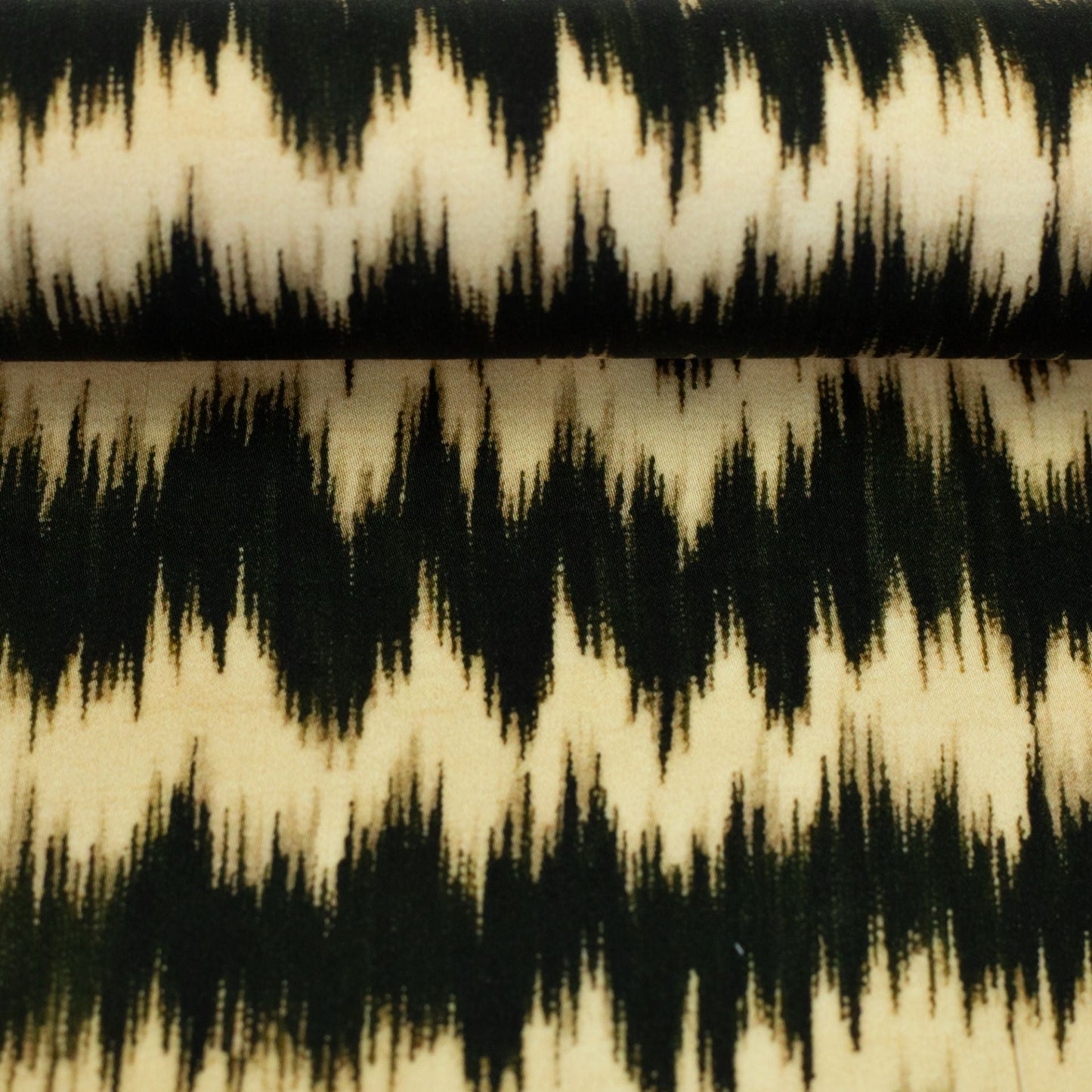 Image du tissu 100 % viscose, motif beige et noir, 135 g/m² – disponible en ligne chez Šarlotes audumi