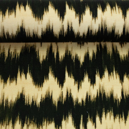 Image du tissu 100 % viscose, motif beige et noir, 135 g/m² – disponible en ligne chez Šarlotes audumi