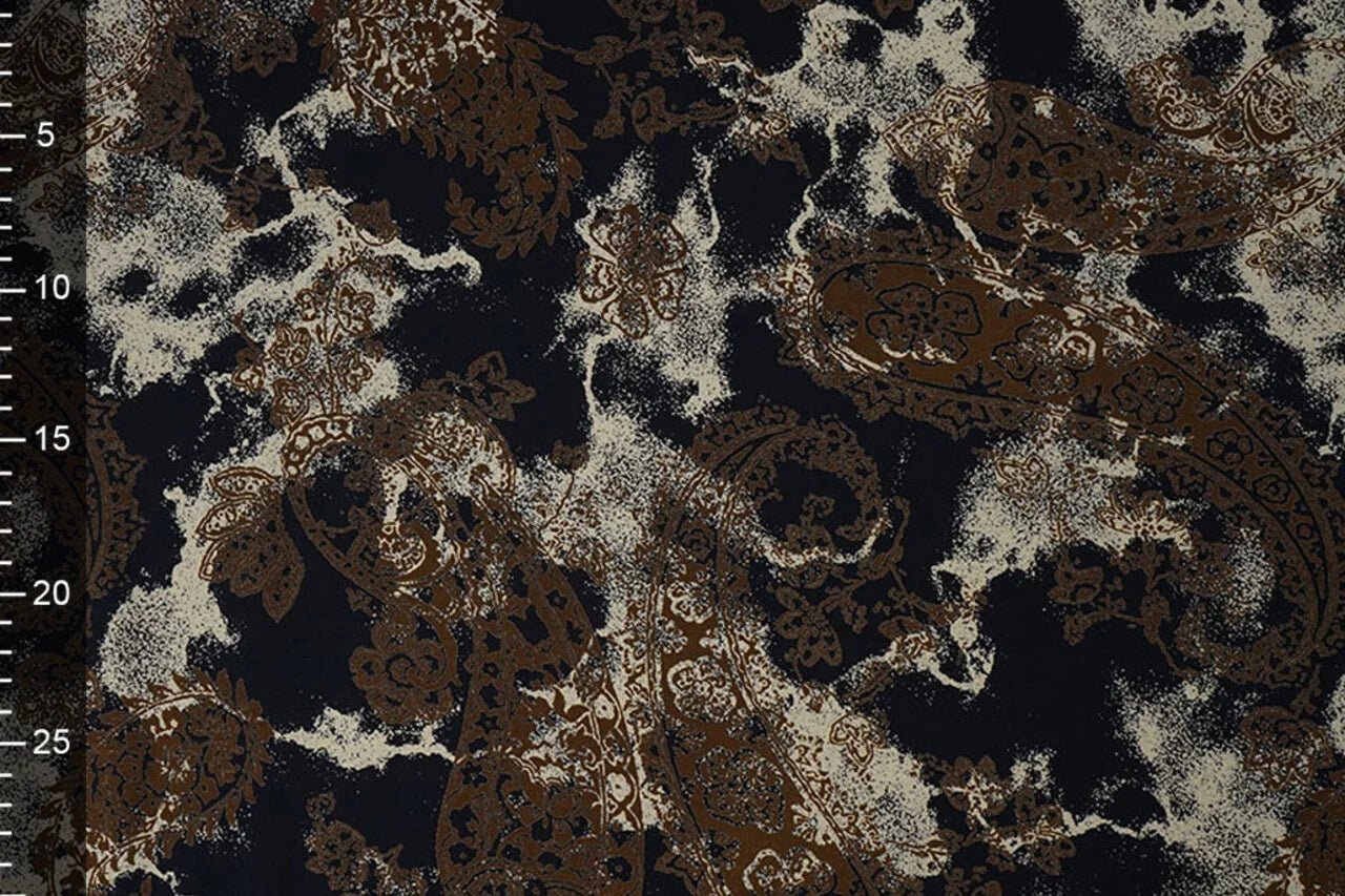 Attēls ar 100% Viskozes audums - bruns un melns raksts 135 g/m² – pieejams Šarlotes audumi