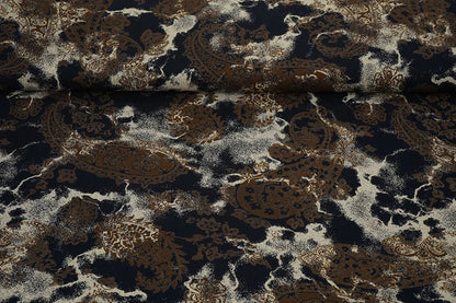 Tissu 100 % viscose à motif brun et noir, 135 g/m², disponible chez Šarlotes audumi