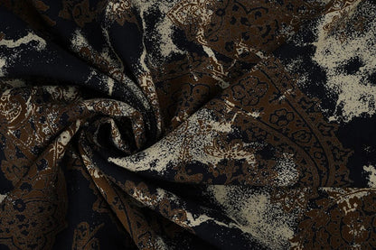 Image avec tissu 100 % viscose - motif brun et noir 135 g/m² – disponible chez Šarlotes audumi