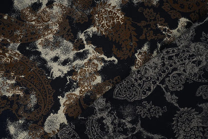 Image avec tissu 100 % viscose, motif brun et noir, 135 g/m², disponible chez Šarlotes audumi