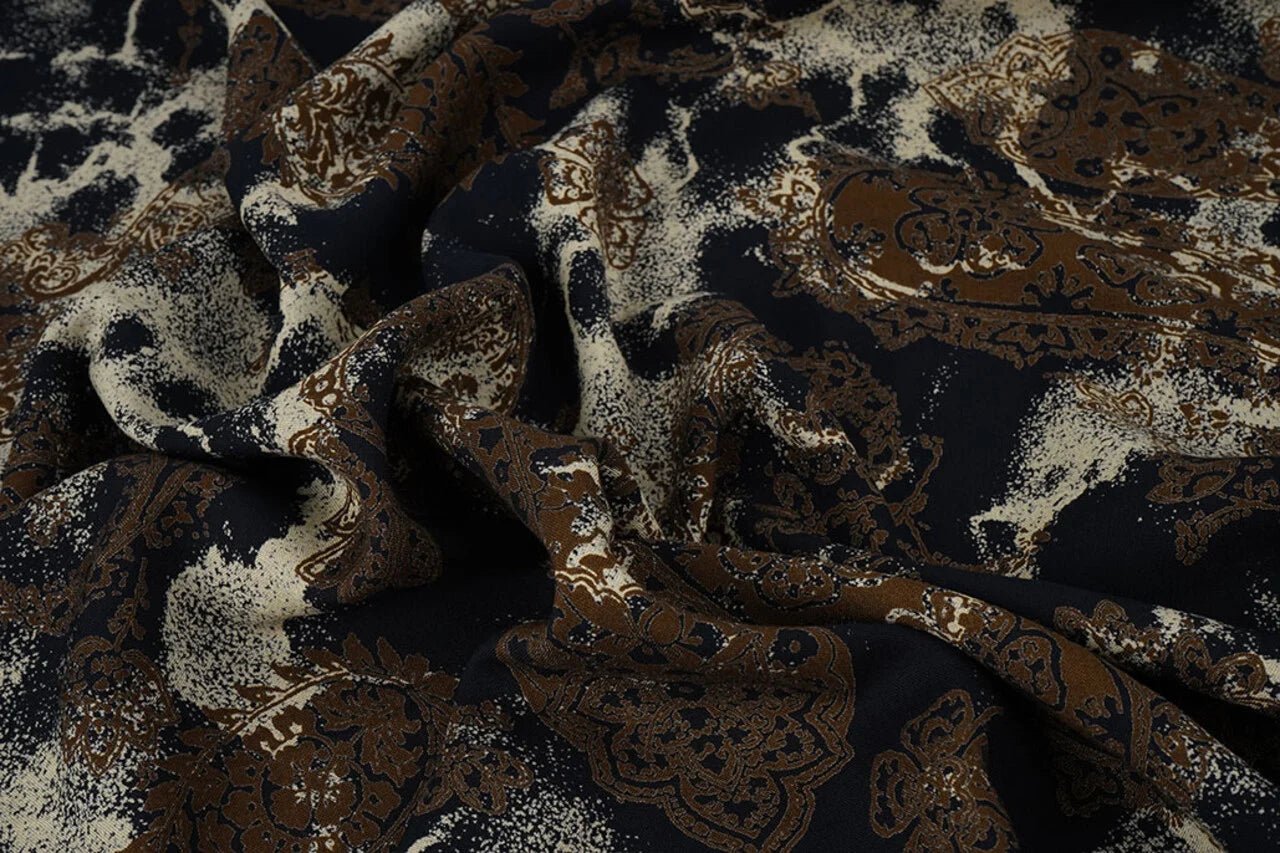 Attēls ar 100% Viskozes audums - bruns un melns raksts 135 g/m² – pieejams Šarlotes audumi