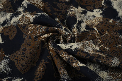 Image en tissu 100 % viscose, motif brun et noir, 135 g/m² – disponible chez Šarlotes audumi