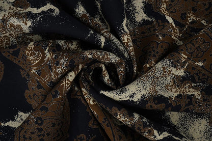 Image en tissu 100 % viscose, motif brun et noir, 135 g/m² – disponible chez Šarlotes audumi
