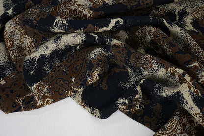 Image de tissu 100 % viscose - motif brun et noir 135 g/m² – disponible chez Šarlotes audumi